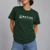 Chica con la camiseta Kemet verde bosque de Native Republik, vista frontal con el logo