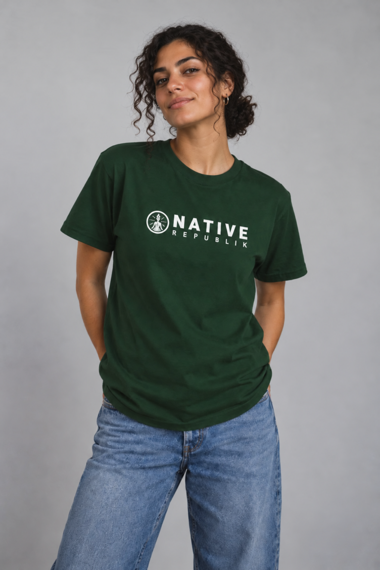 Chica con la camiseta Kemet verde bosque de Native Republik, vista frontal con el logo