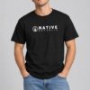 Chico con la camiseta Lakota negra de Native Republik, vista frontal con el logo