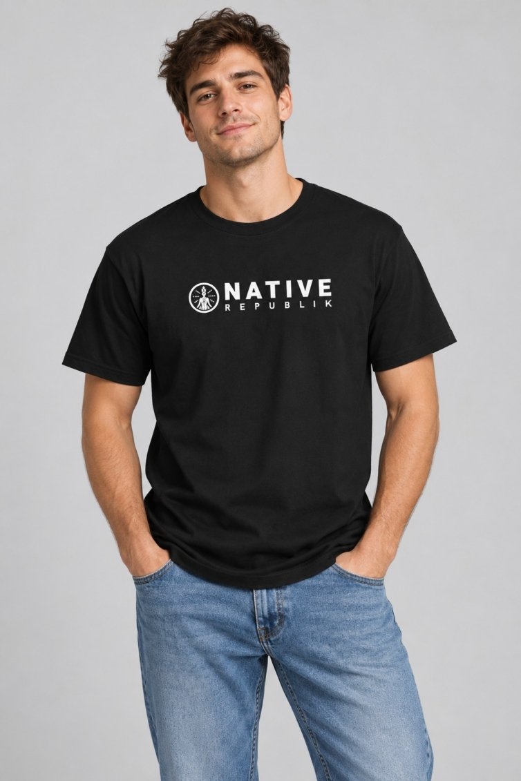 Chico con la camiseta Lakota negra de Native Republik, vista frontal con el logo