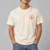 Chico con la camiseta Ryukyu crema jaspeada de Native Republik, vista frontal con el logo