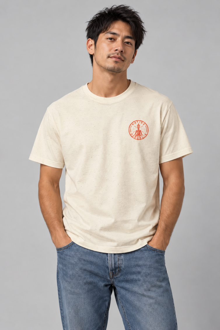 Chico con la camiseta Ryukyu crema jaspeada de Native Republik, vista frontal con el logo