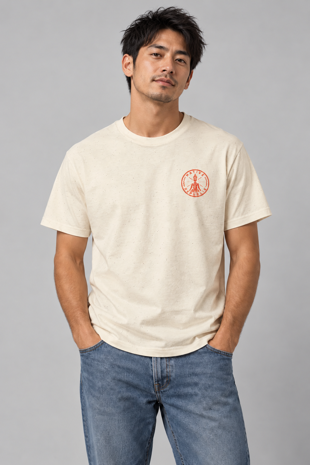 Camiseta Ryukyu crema jaspeada – modelo frontal Chico con la camiseta Ryukyu crema jaspeada de Native Republik, vista frontal con el logo